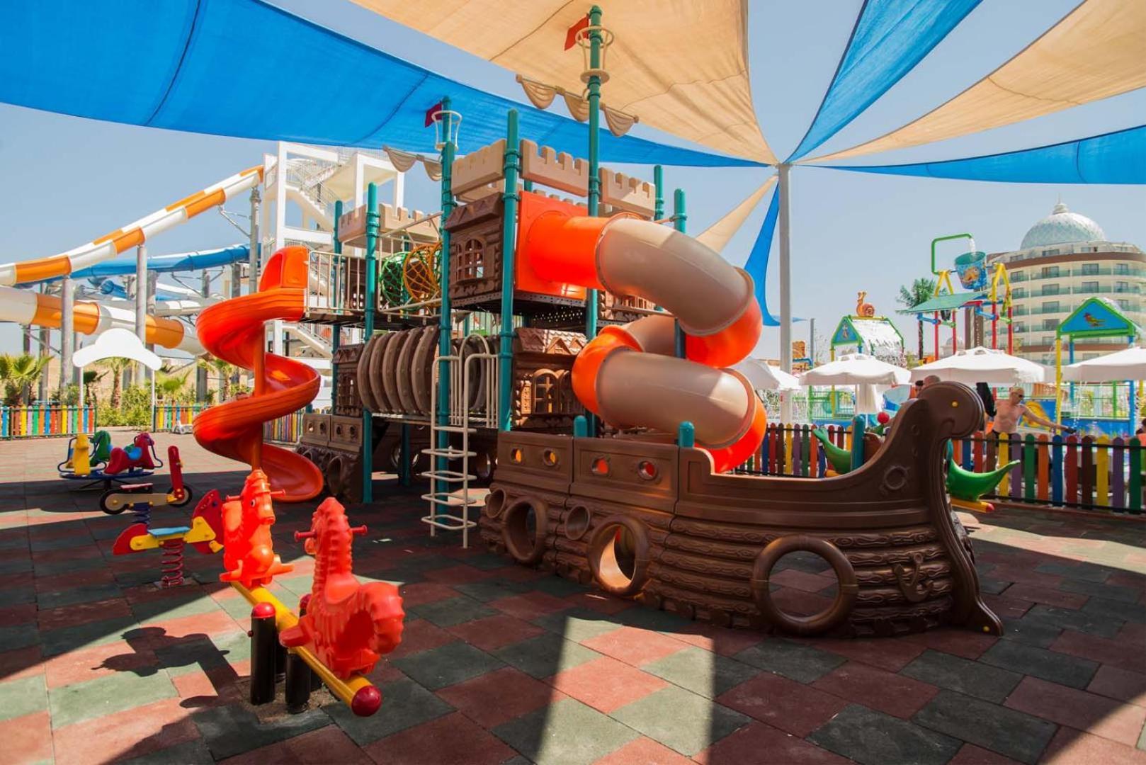Dream World Aqua Hotel Side Exterior photo