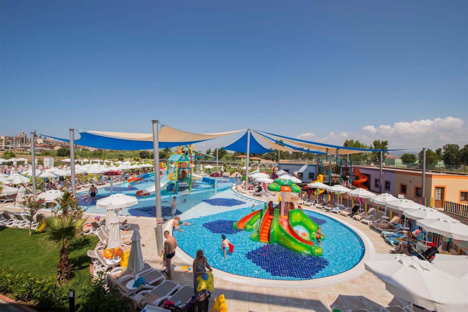 Dream World Aqua Hotel Side Exterior photo