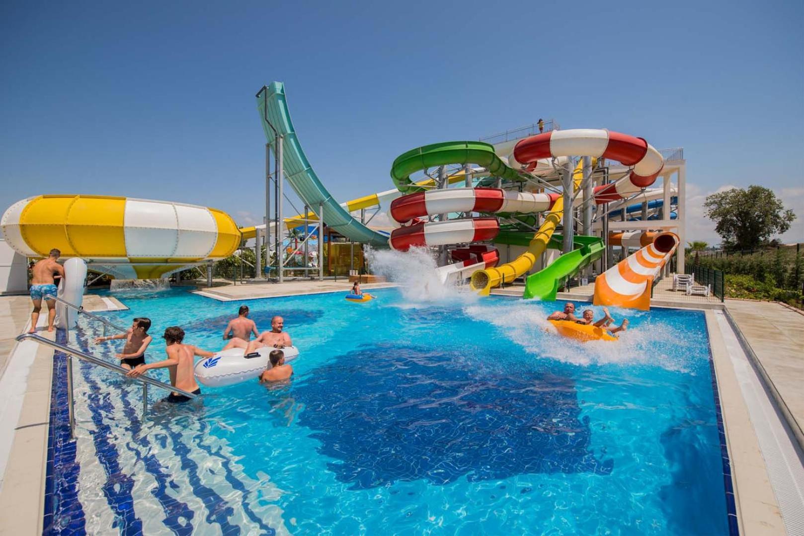 Dream World Aqua Hotel Side Exterior photo